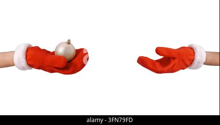 Weihnachtsmann mit behandschuhten Händen, die ein silbernes Weihnachtsschmuckstück halten, mit großzügigem Kopierraum dazwischen, festliche Feiertage auf isoliertem weißem Hintergrund, Werbung Stockfoto