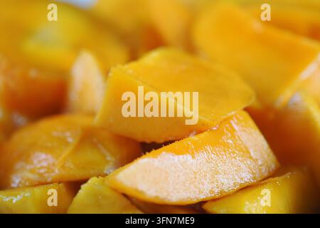Frische Mangoscheiben auf einem Teller, bereit zum Probieren oder Servieren bei einer Zusammenkunft Stockfoto
