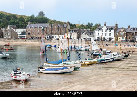 Stonehaven, Schottland, UK – 17. August 2025: Segeljollen und kleine Boote ruhen im Hafen von Stonehaven, während die Besatzungen sich für eine Yacht-Regatta vorbereiten, mit der Stockfoto