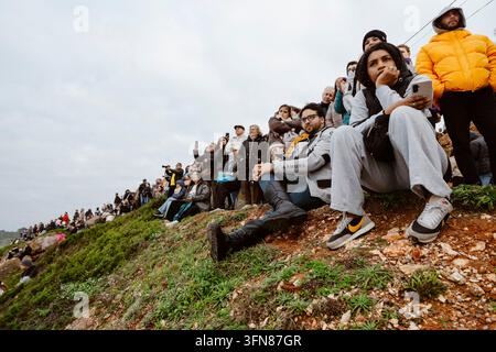 Nazare, Portugal - 6. Dezember 2025: Eine Menschenmenge beobachtet Surfer, die die Wellen bezwingen Stockfoto