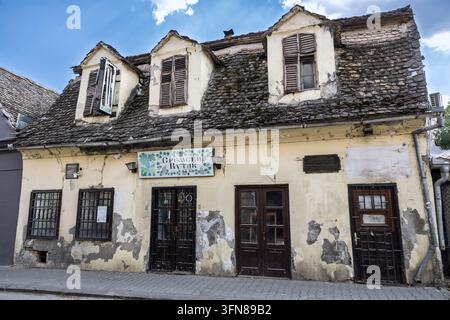 Die verwitterte Fassade, Mitropolita Stratimirovica Straße, Sremski Karlovci, Vojvodina, Serbien Stockfoto