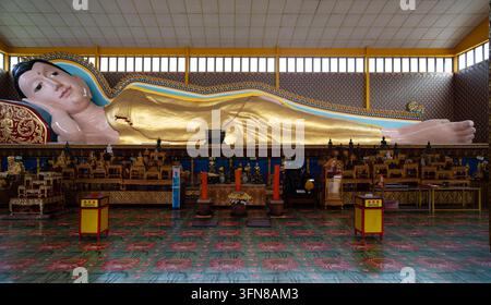 Goldene schlafende Buddha-Statue im Wat Chaiyamangkalaram-Tempel auf Penang Island, Malaysia Stockfoto