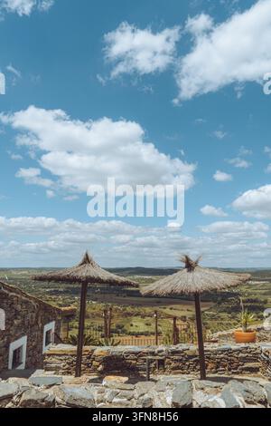 Scenische Aussicht auf die Landschaft des Alentejo von einer rustikalen Steinterrasse in Monsaraz, Portugal Stockfoto