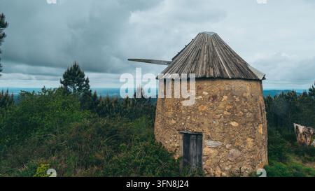 Historische steinerne Windmühle an einem malerischen Berghang in Penacova, Portugal Stockfoto