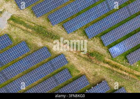Luftbild von oben über eine große Solarpaneel-Farm Stockfoto