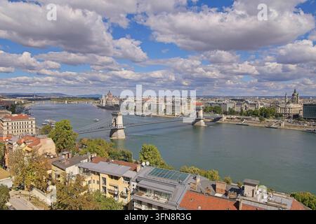 Panoramische Hochwinkelaufnahme der historischen Széchenyi-Kettenbrücke, die die Donau überquert, mit dem Ungarischen Parlament in Budapest. Stockfoto