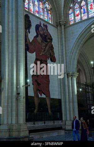 Riesiges Wandgemälde des heiligen Christophorus, der das Christuskind trägt, von Gabriel de Rueda (1638), etwa 11 m hoch, Kathedrale von Toledo, Spanien Stockfoto
