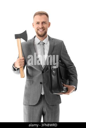 Unternehmensstörung und aggressive Geschäftsstrategie, lächelnder Geschäftsmann im Anzug hält eine Axt und einen Aktenkoffer als Metapher für radikale Veränderung Stockfoto