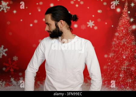Nachdenklicher Mann, der auf Weihnachts Hintergrund wegschaut Stockfoto