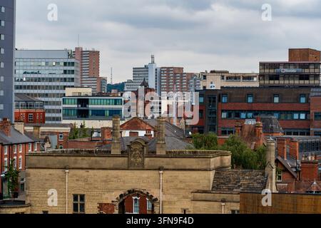 Diese Skyline-Ansicht zeigt das Stadtzentrum von Nottingham, mit Blick nach Nordosten über die historischen und modernen Dächer der Stadt. Stockfoto