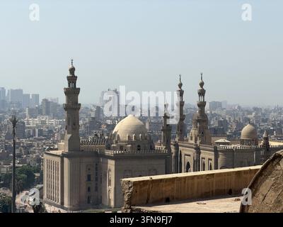 Zwillingsminarette der Moschee am Kairo-Horizont, fotografiert im Sultan-Hassan- und Al-Rifa'i-Moschee-Komplex in Kairo, Ägypten. Stockfoto