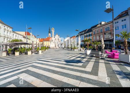 Sankt Polten, Österreich. 28. September 2026. Der geräumige Rathausplatz bietet geometrische Pflasterungen, Sitzbereiche im Freien mit Sonnenschirmen und farbenfrohe Stockfoto
