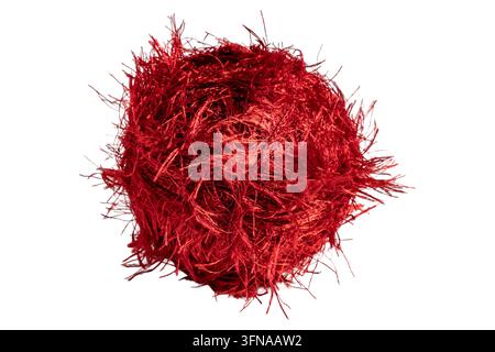 Makro-Nahaufnahmeansicht eines Adrenalinausbruchs roter haariger verwickelter Fasern synthetischer glänzender reflektierender texturierter Kugel Stockfoto