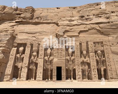 Fassade des Kleinen Tempels der Hathor und Nefertari, fotografiert im Tempelkomplex von Abu Simbel im Süden Ägyptens. Stockfoto