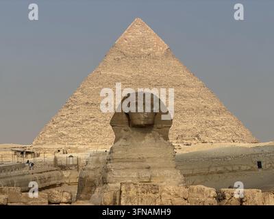 Große Sphinx vor der Pyramide von Chephren, fotografiert im Pyramidenkomplex von Gizeh in der Nähe von Kairo, Ägypten. Stockfoto