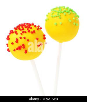 Zwei leckere Kuchen-Pops mit Streuseln auf weiß Stockfoto