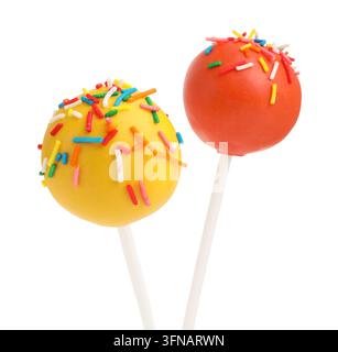 Zwei leckere Kuchen-Pops mit Streuseln auf weiß Stockfoto