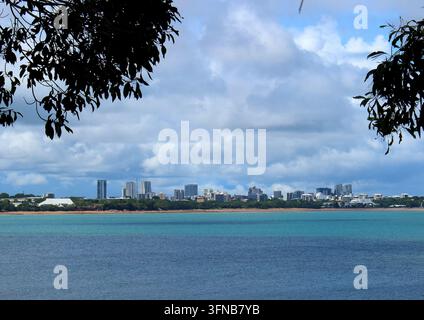 Blick auf die Skyline von Darwin über das türkisfarbene Wasser vom East Point Reserve aus, Northern Territory, Australien. Stockfoto
