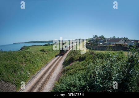 Landschaftsfoto von Tor Bay mit Blick auf die Bahngleise, gesehen beim Wandern von Paignton in Richtung Roundham und Brixham. Stockfoto