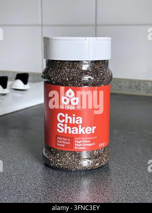 The Chia Co., Chia-Shaker-Glas auf der Küchentheke mit Chiasamen zum Bestreuen von Müsli, UK Stockfoto