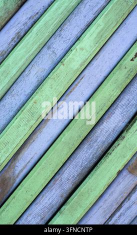 Diagonale grüne und blaue Holzplanken-Textur-Hintergrund Stockfoto