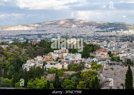 Panoramablick über Athen zum Nationalobservatorium und zur Kirche der Heiligen Marina in Thissio, Griechenland. Stockfoto