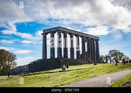 Edinburgh, Schottland - historische Skyline von Edinburgh, Schottland, mit der Uhrturm des Balmoral Hotels und dem Edinburgh Castle Stockfoto