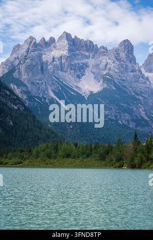 Ein majestätischer Blick auf den Durrensee in Italien umgeben von wunderschönen bewaldeten Bergen in den Dolomiten im Sommer in Südtirol, Reisen und Natur con Stockfoto