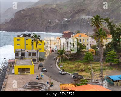 Luftaufnahme der Küstenstadt Ribeira Grande an der Atlantikküste in Santo Antao Stockfoto
