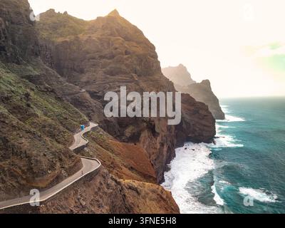 Luftaufnahme einer Küstenstraße entlang steiler Okliffs in Santo Antão, Kap Verde Stockfoto