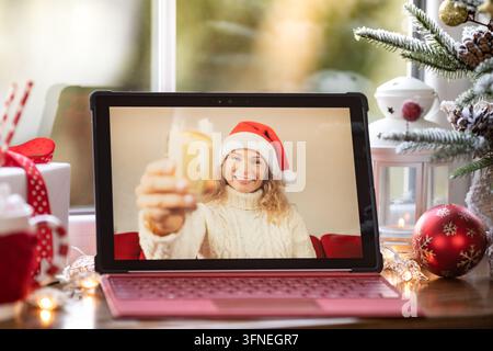 Freunde feiern die Weihnachtsfeiertage online per Video-Chat in der Quarantäne. Lockdown-Stay-Home-Konzept. Weihnachtsfeier während der Pandemie Coronavirus COVID 19 Stockfoto