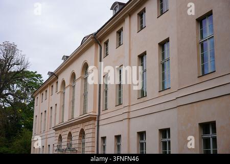 Berlin, Deutschland - 3. Oktober 2026: Architektonische Nahaufnahme der Rückseite des historischen Barockschlosses Schloss Schönhausen in Pankow. Stockfoto