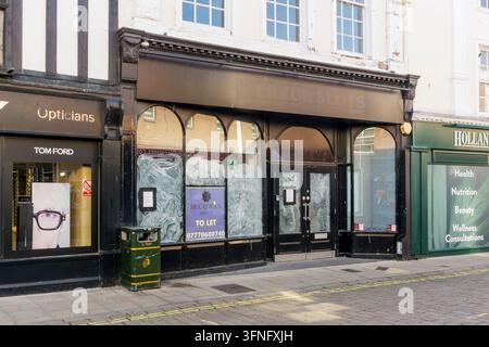 Geschlossenes und leeres traditionelles Ladengeschäft zu vermieten in King's Lynn, Norfolk. Stockfoto
