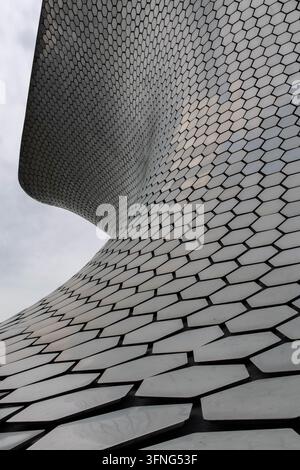 Mexiko-Stadt, Mexiko - 23. August 2026: Detailansicht der geschwungenen Architektur und der metallischen sechseckigen Aluminiumplatten des Museo Soumaya. Stockfoto