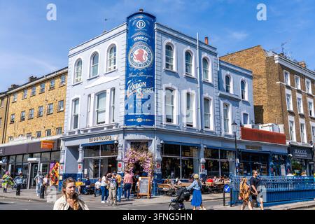 London Vereinigtes Königreich - 28. Mai 2023: Die Ginstitute-Brennerei in Notting Hill mit Menschen draußen, die Brunch essen Stockfoto