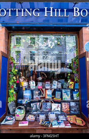 London England - 28. Mai 2023: Das Fenster des Notting Hill Buchladens mit Büchern zur Schau für vorbeikommende Menschen Stockfoto