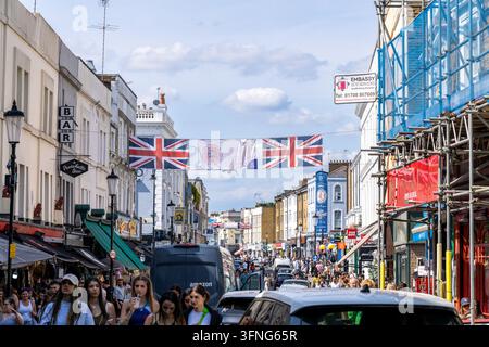 London England - 28. Mai 2023: Überfüllte Portobello Road in Notting Hill in England mit vielen Geschäften Stockfoto