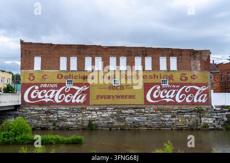 Pulaski Virginia - 24. Juni 2023: Die Fassade eines Gebäudes mit einem Wandgemälde, auf dem „Trink Coca Cola“ steht, an der Seite eines historischen Gebäudes in Pulaski Virginia Stockfoto