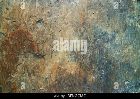 Abstrakter Naturhintergrund einer verwitterten antiken Felsoberfläche mit Rostdetails Stockfoto
