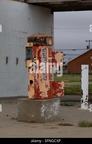 Vega, Texas, USA. 21. September 2026. Vega ist eine Stadt und der Sitz von Oldham County, Texas, Vereinigte Staaten an der historischen Route 66. 2026 ist das Hundertjährige der klassischen Route 66. Verlassener rostiger outdoor Autosaugwagen. Stockfoto