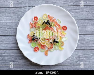 Halloween-Spinne auf grauem Hintergrund für gruselige Feiertagsdekorationen und Partythemen und Karten Stockfoto
