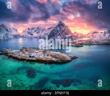 Fischereidorf Sakrisoy mit gelben Häusern in Lofoten, Norwegen Stockfoto