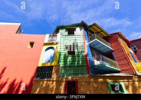 Lebendige Fassaden und Balkone traditioneller farbenfroher Gebäude im El Caminito, einem berühmten Touristenviertel in La Boca, Buenos Aires, Argentinien, ben Stockfoto