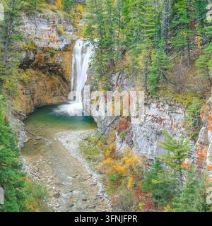 Wasserfall in einer Schlucht entlang des Falls Creek im Herbst in der Nähe von Augusta, Montana Stockfoto