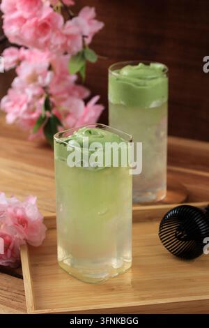 Cremiger Cloud Coconut Matcha Latte in einem klaren hohen Glas Stockfoto