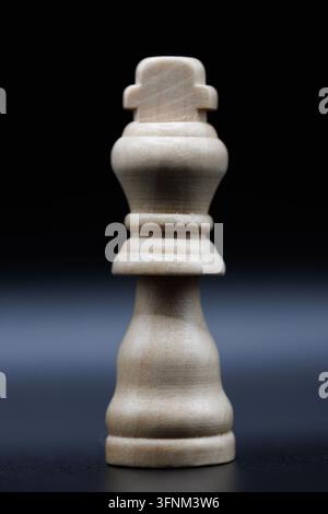 Weißer hölzerner Schachkönig auf dunklem Hintergrund Stockfoto
