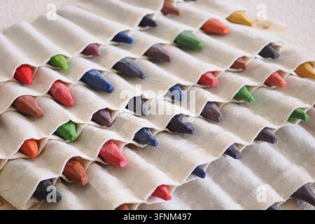 Buntstifte ordentlich in einem Stoffhalter für Malaktivitäten angeordnet Stockfoto