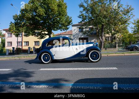 Seitenansicht eines blauen und weißen Vintage-Aero-Autos, das an der Pražská Noblesa 2026 teilnimmt. Prag, Tschechische Republik, 3. Oktober 2026. Stockfoto