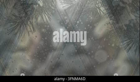 Abstrakter Winterwald-Hintergrund mit Kiefernzweigen und weichen, subtilen Lichtstrahlen, die durch eine dunstige, verschneite Atmosphäre dringen. Stockfoto