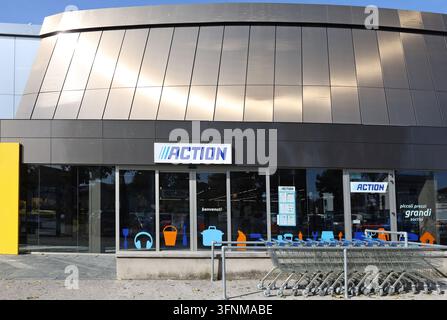 Udine, Italien. 15. September 2025. Action-Geschäft mit Eingang und Schild an der Fassade. Es ist eine große niederländische Discount-Einzelhandelskette, die in Europa tätig ist. Stockfoto